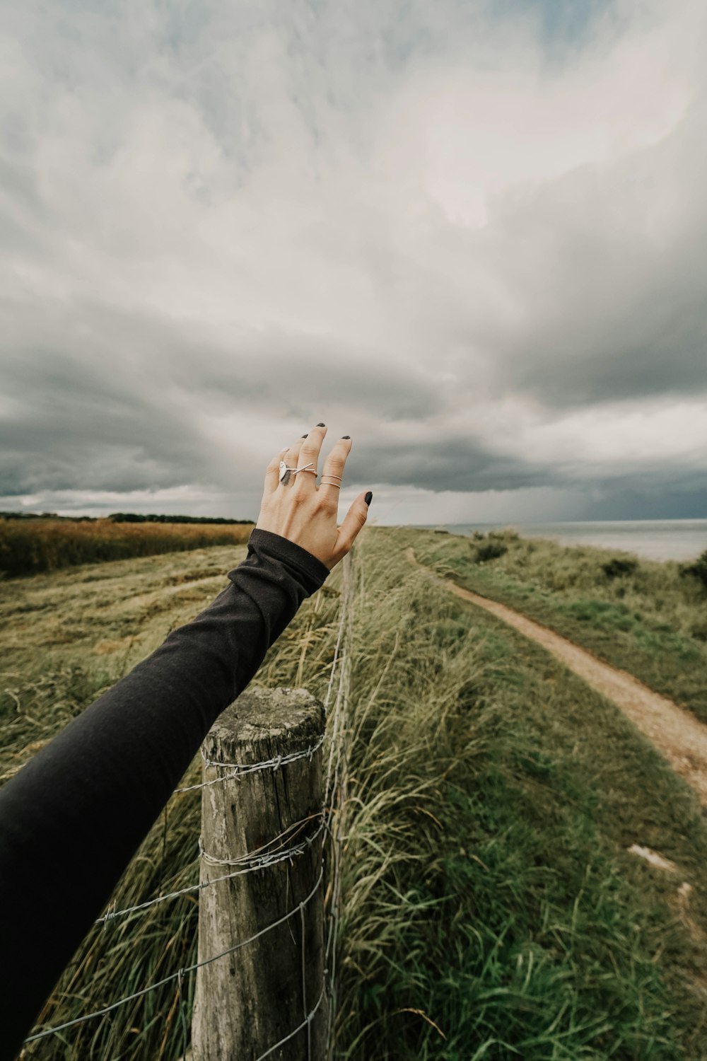 Person, die die linke Hand hebt