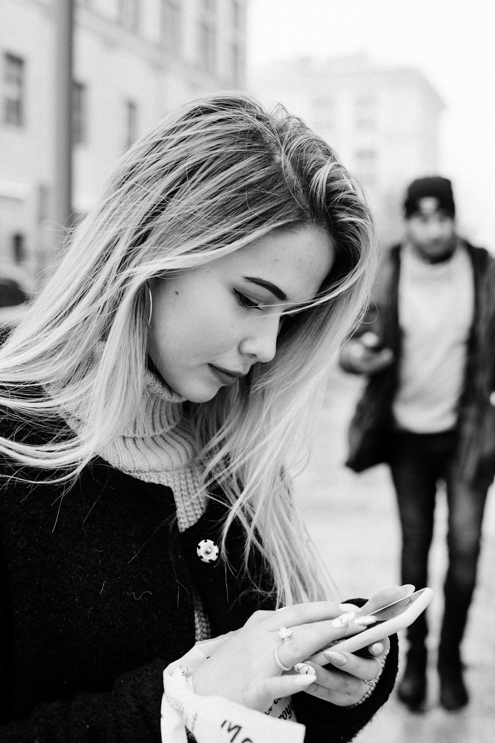 Mujer usando un teléfono inteligente