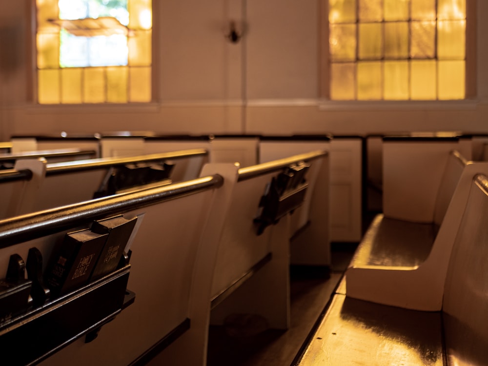 white and brown pew bench