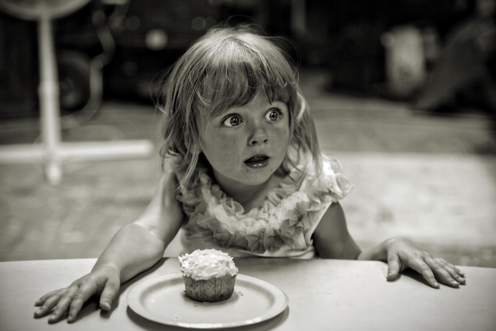 케이크 앞에 있는 소녀