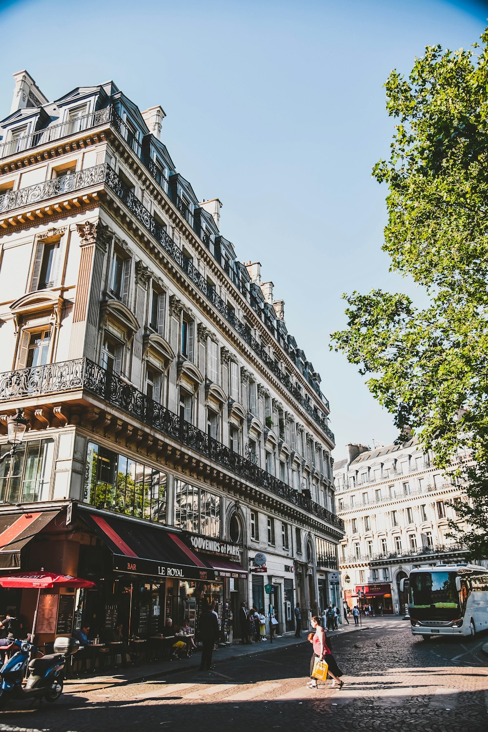 Bâtiment en béton blanc