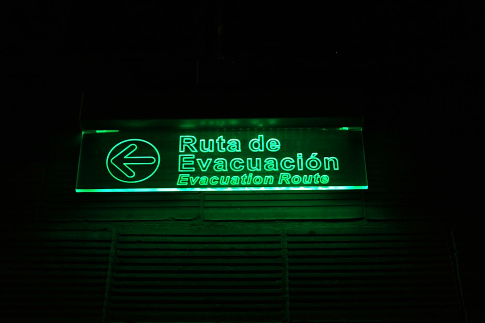 ruta de evacuacion signage