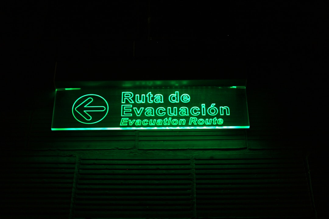 ruta de evacuacion signage,