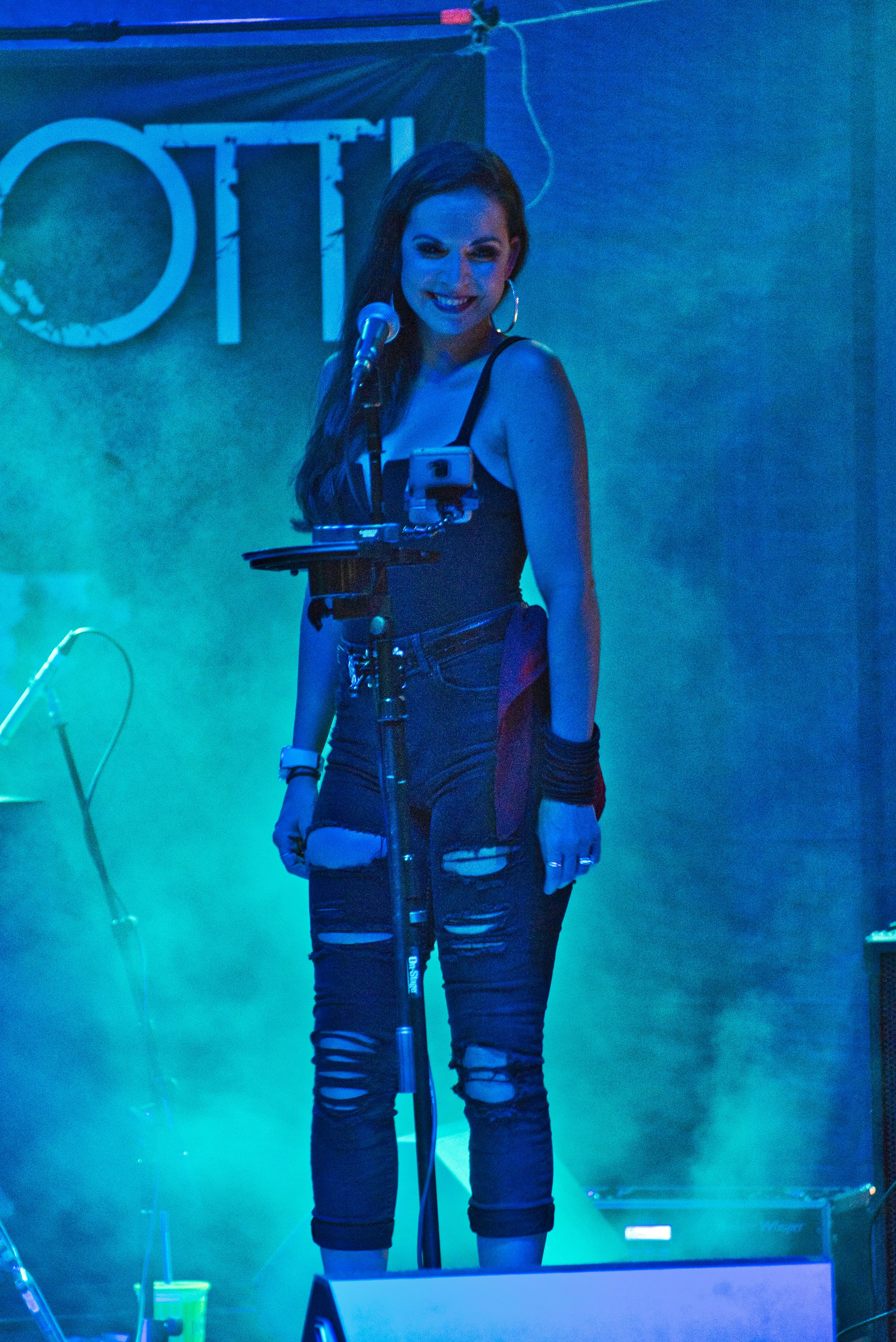 マイクのそばに立つ女性