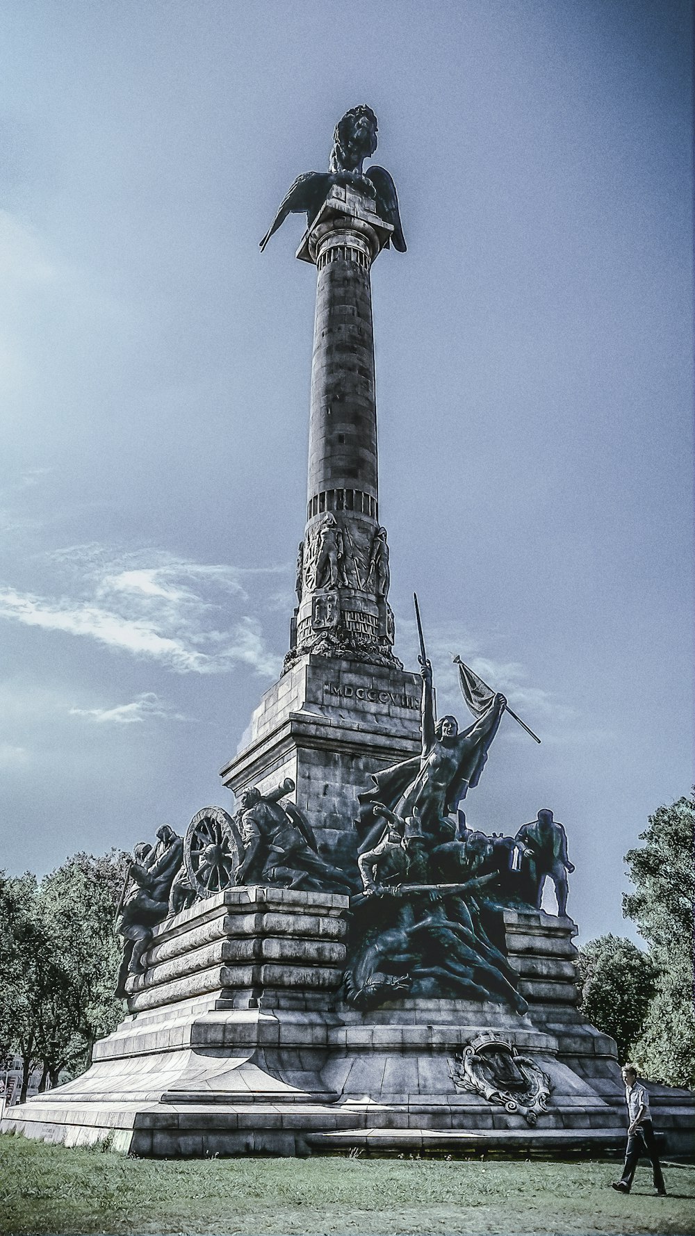 black and gray concrete statue at daytime