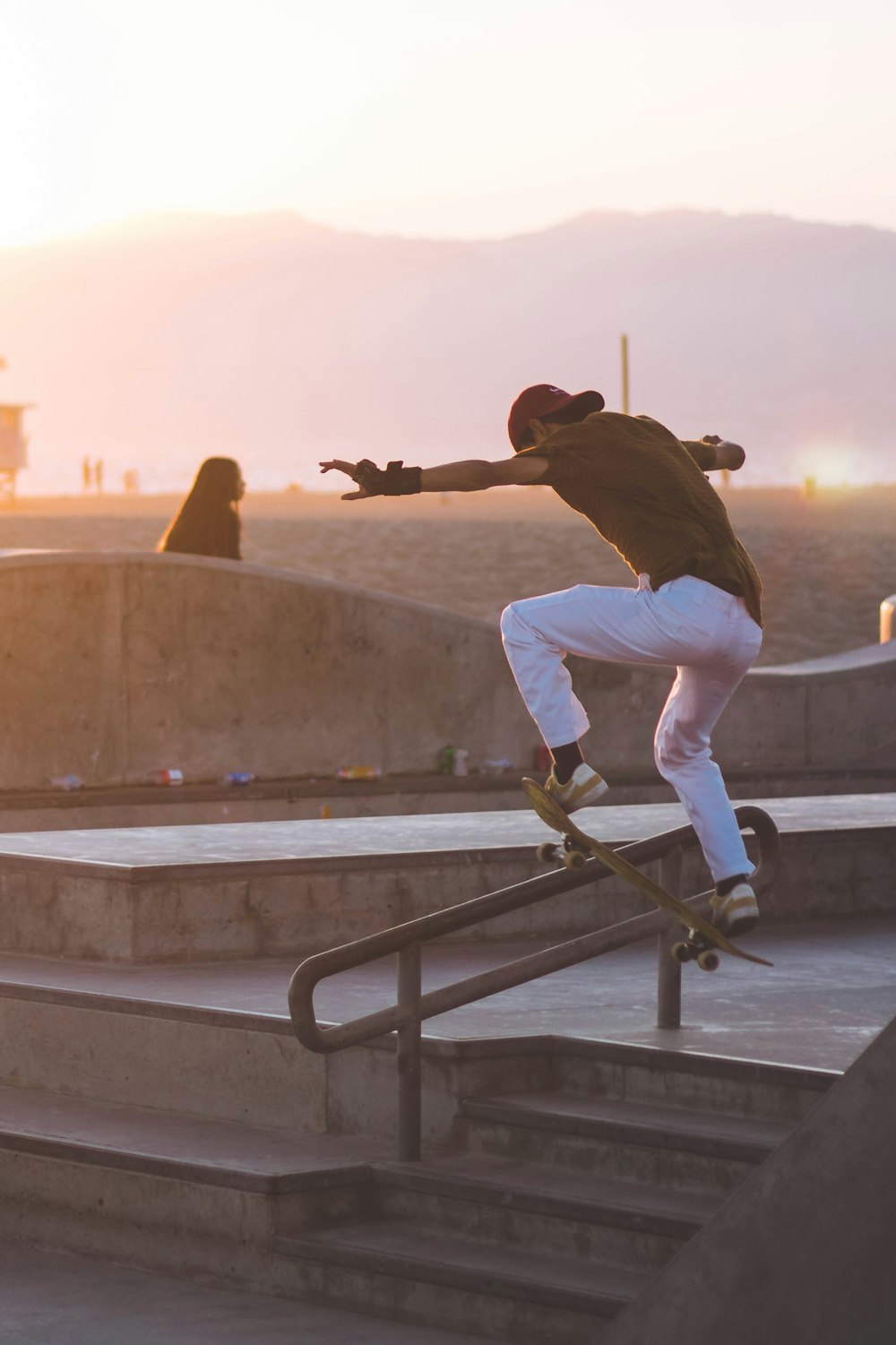 Mann spielt Skateboard während der goldenen Stunde