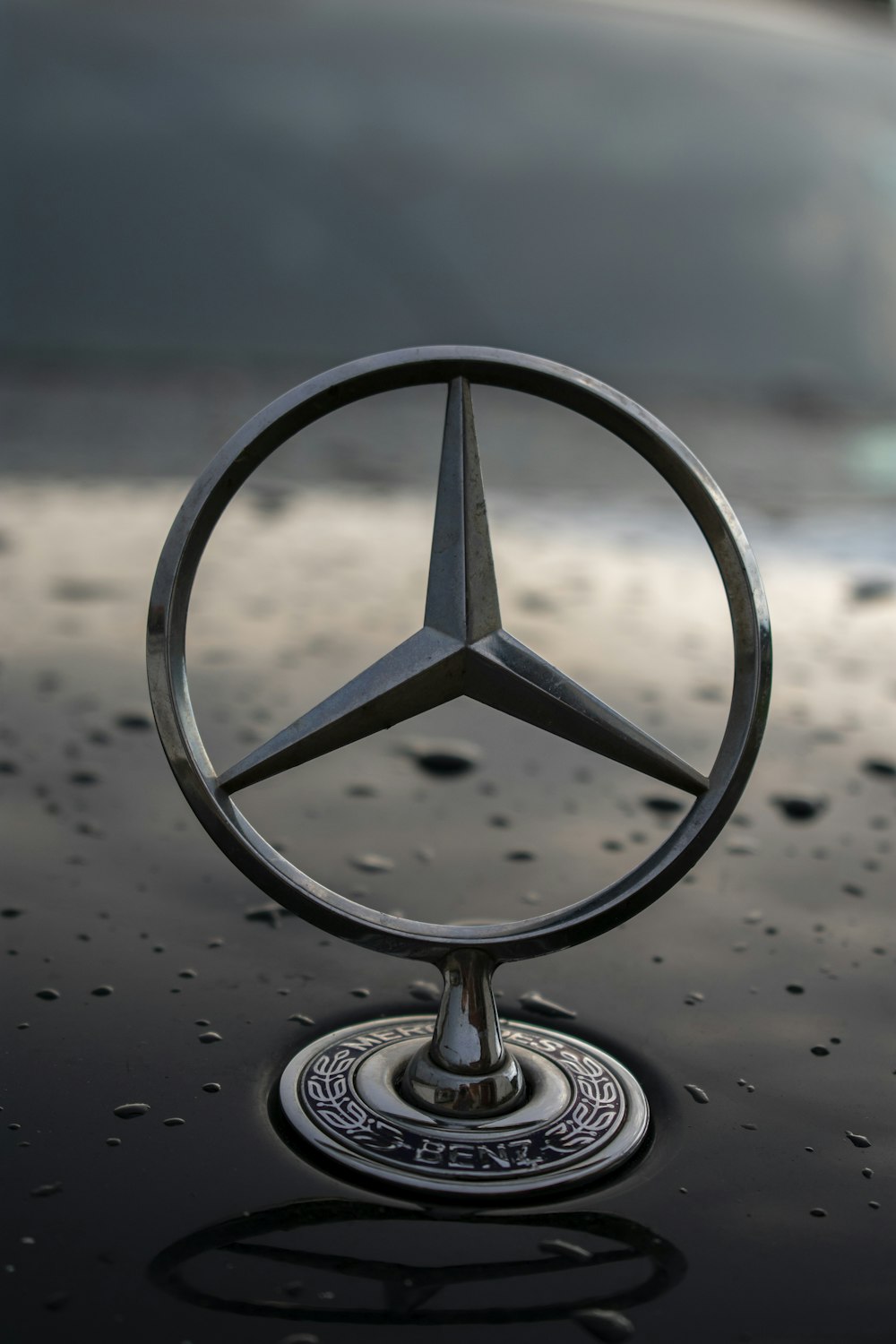 Foto zum Thema Mercedes-Benz Emblem – Kostenloses Bild zu Grau auf