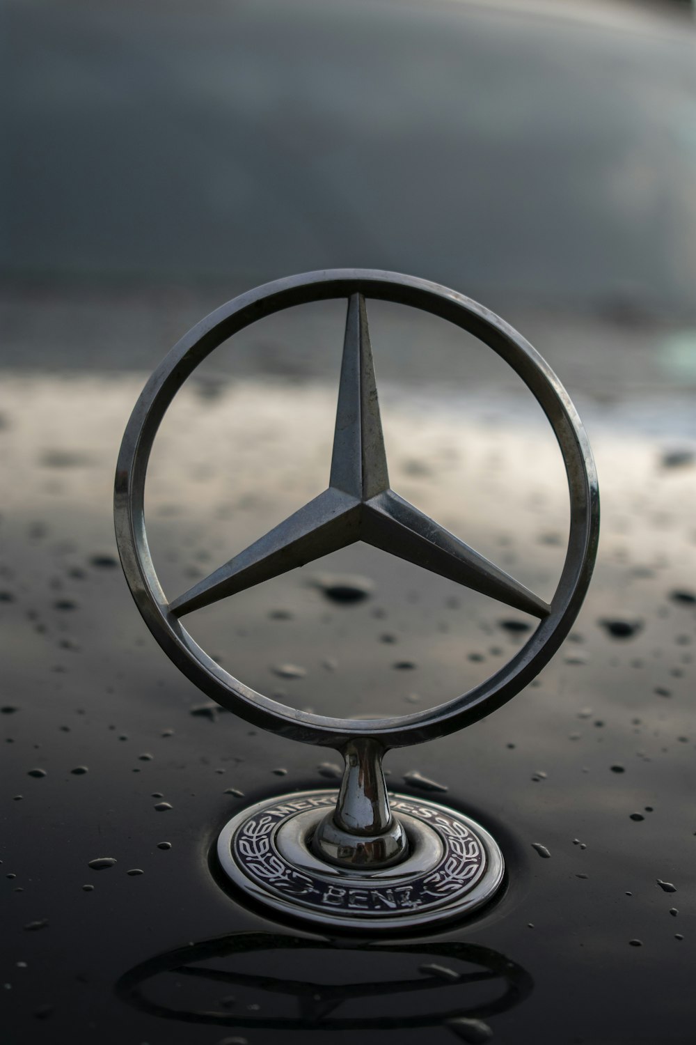 Emblem of a Mercedes Benz car · Free Stock Photo
