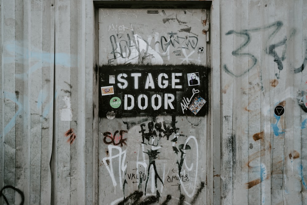 Fotografía de primer plano de la puerta de madera marrón