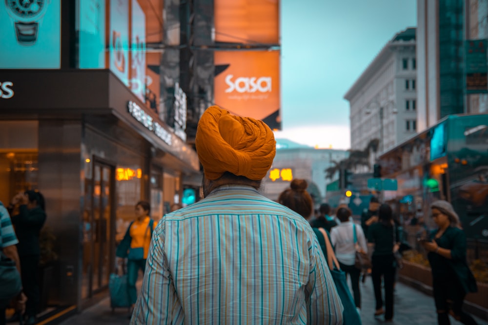 homme portant un turban jaune