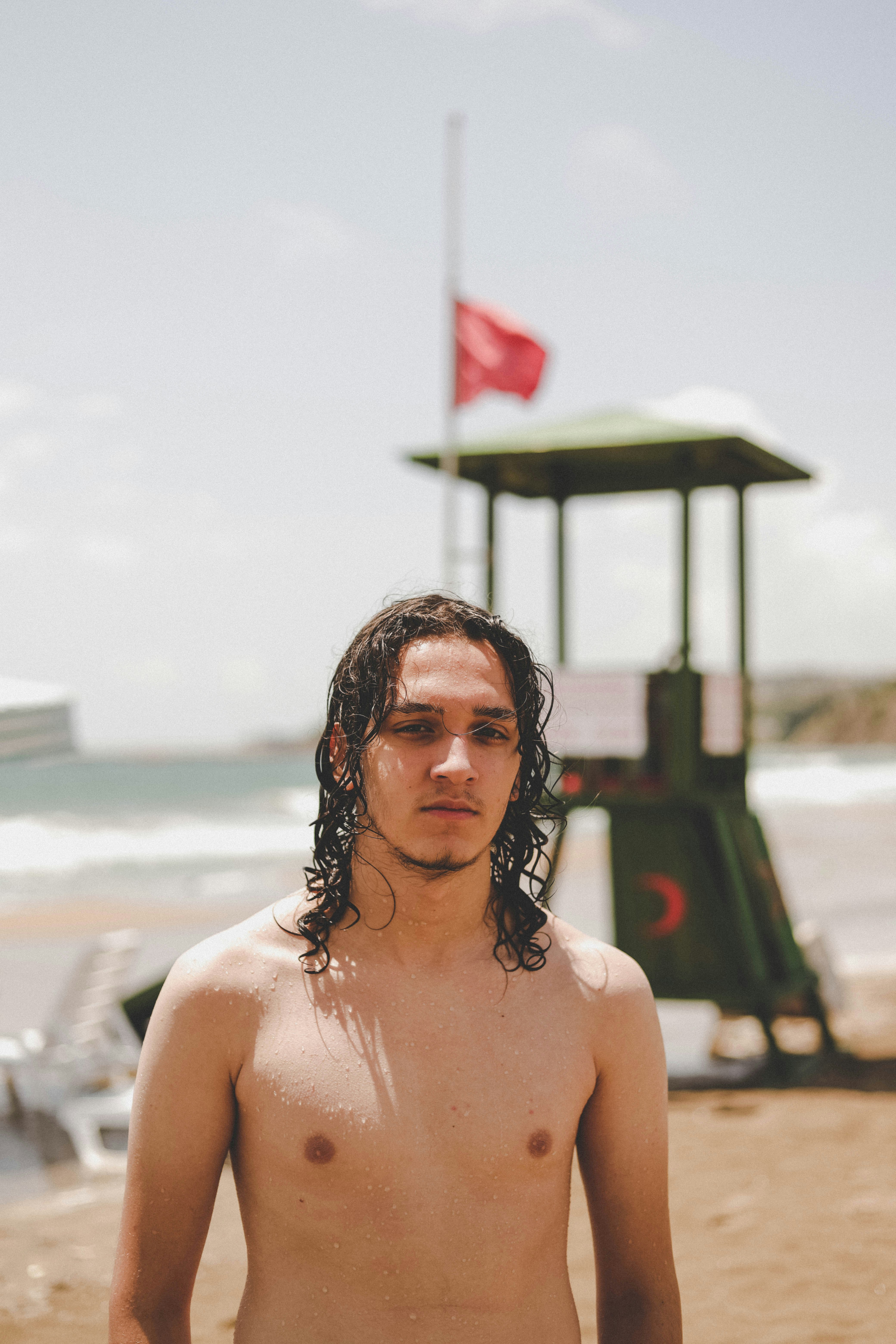 Homme aux seins nus sur la plage photo Photo Gris Gratuite sur Unsplash