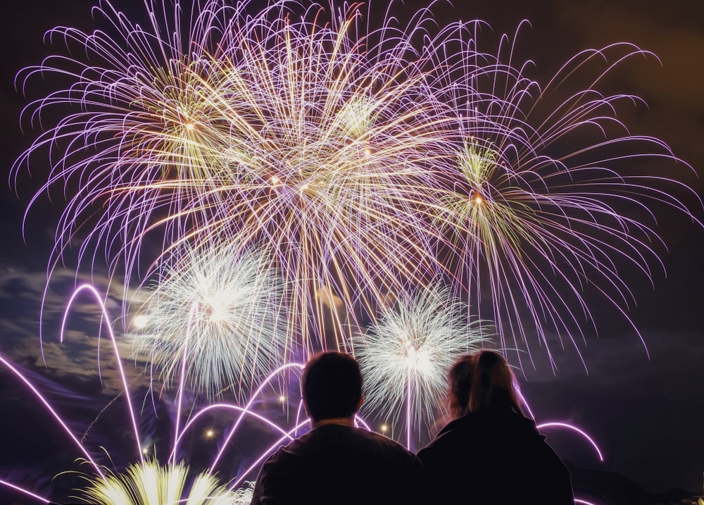 Fotografía de fuegos artificiales durante la noche