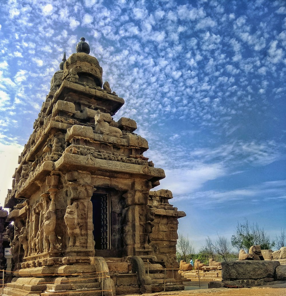 Temple brun sous un ciel bleu et blanc