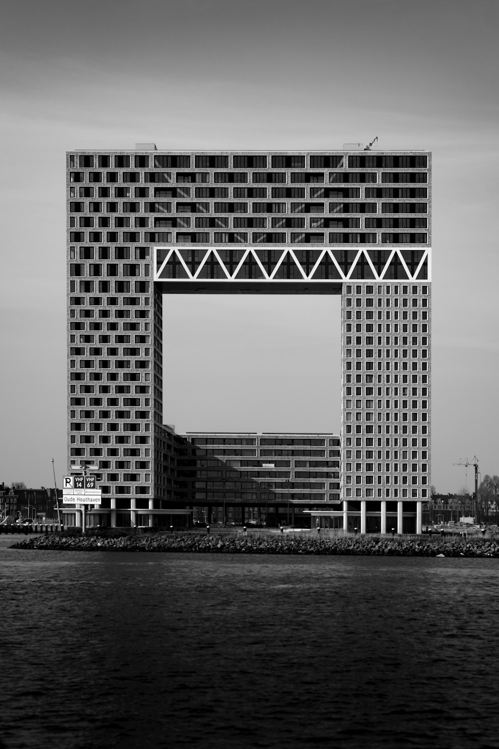 Fotografía en escala de grises de un edificio de hormigón