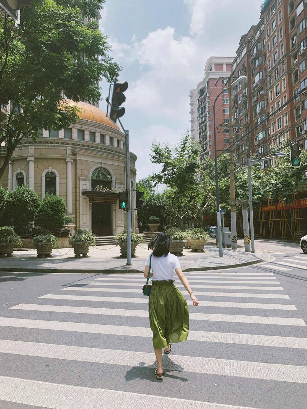 Mujer caminando en el carril peatonal