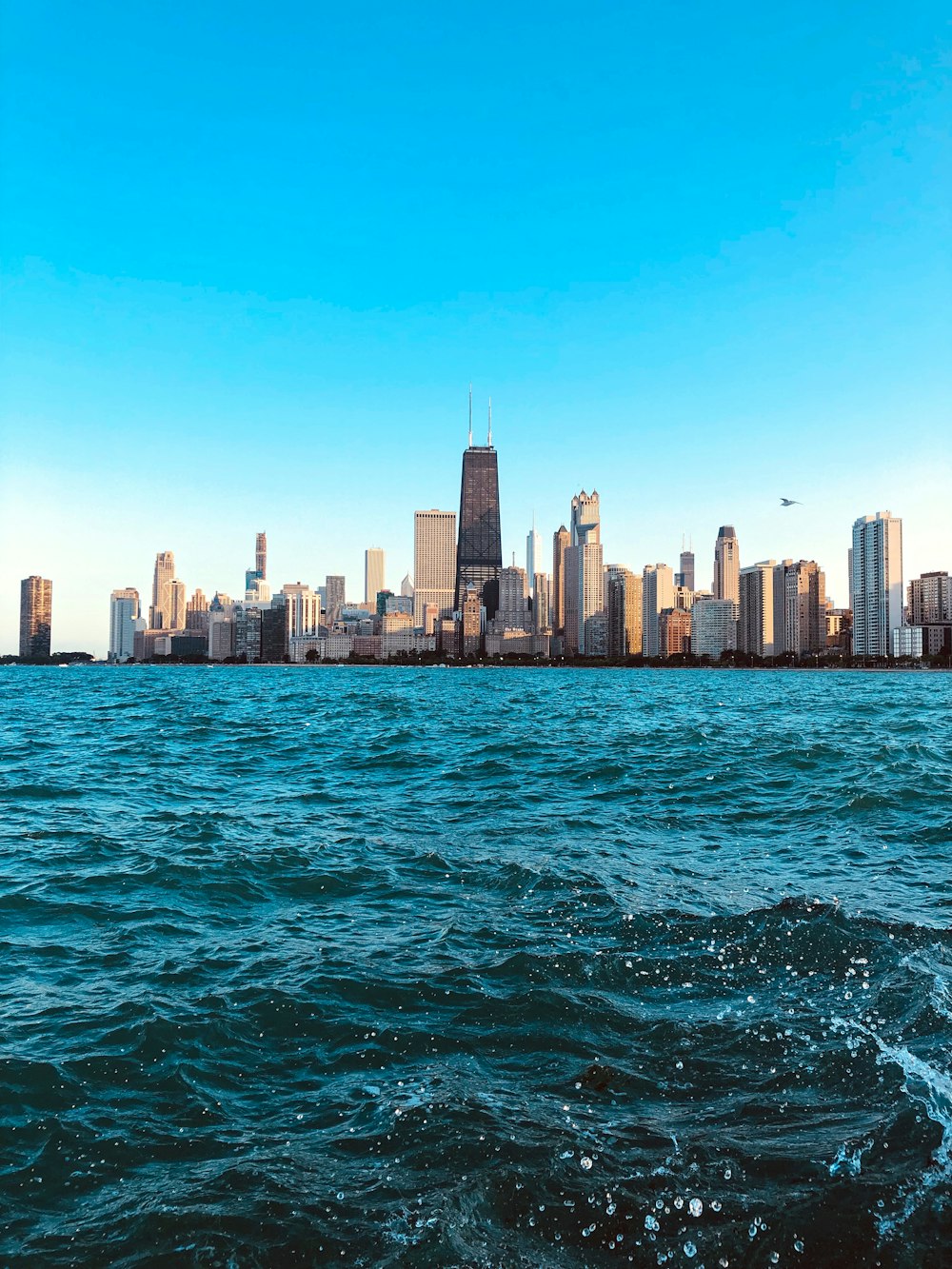 Edificio junto al mar bajo un cielo azul claro