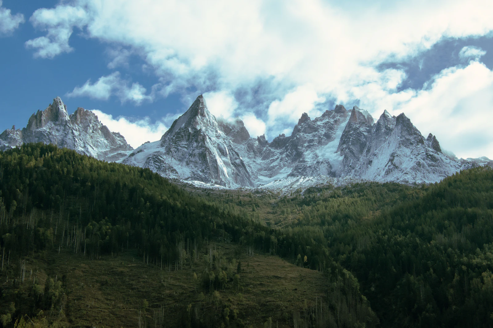 Langue glaciaire dans un cirque de haute montagne (photo d'illustration)