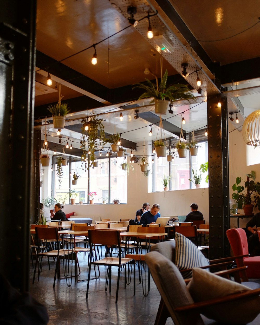 personnes à l’intérieur du restaurant pendant la journée