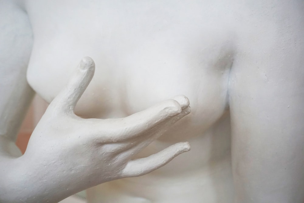 figurine de femme nue