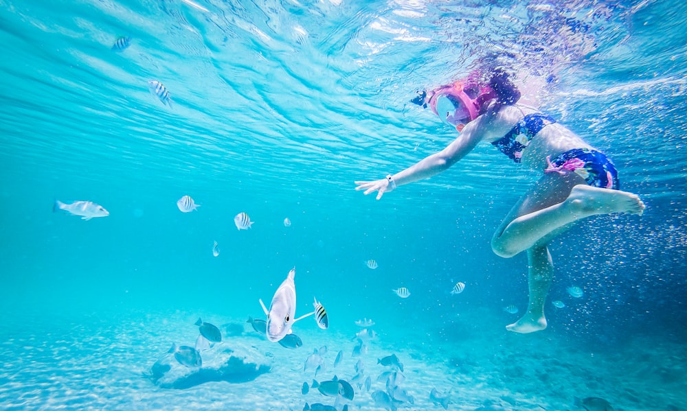 Mujer bajo el agua