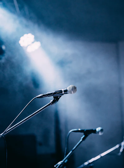 black and gray microphones close-up photography