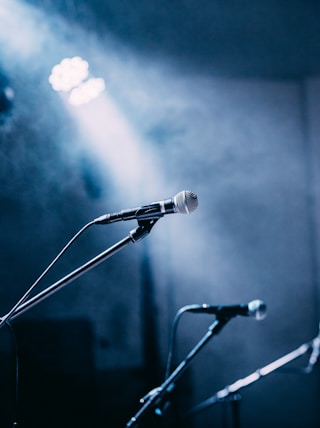 black and gray microphones close-up photography