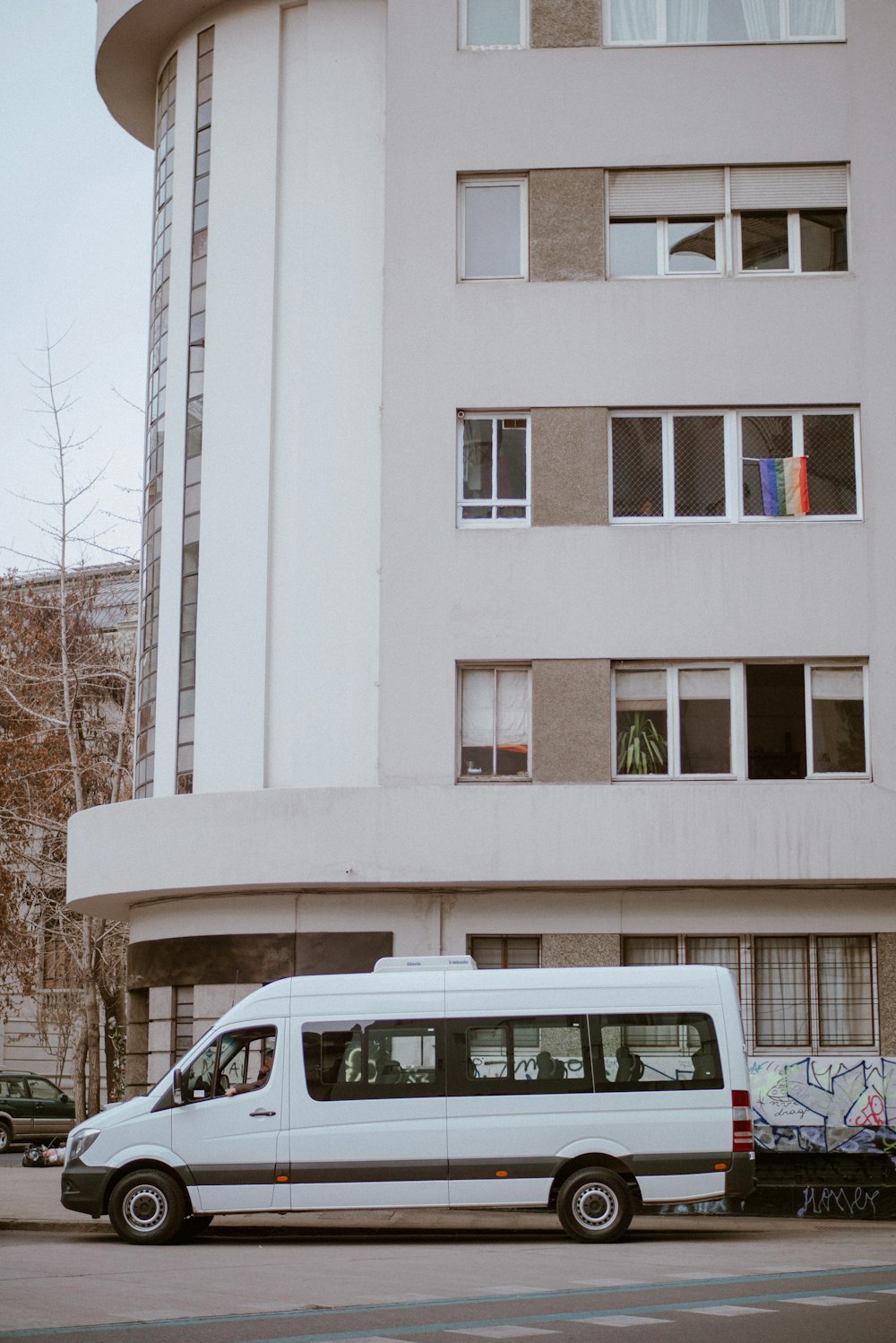 Estacionamento de van branca perto do prédio