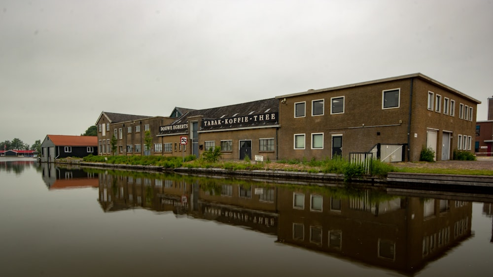 Edificio de hormigón marrón cerca del lago