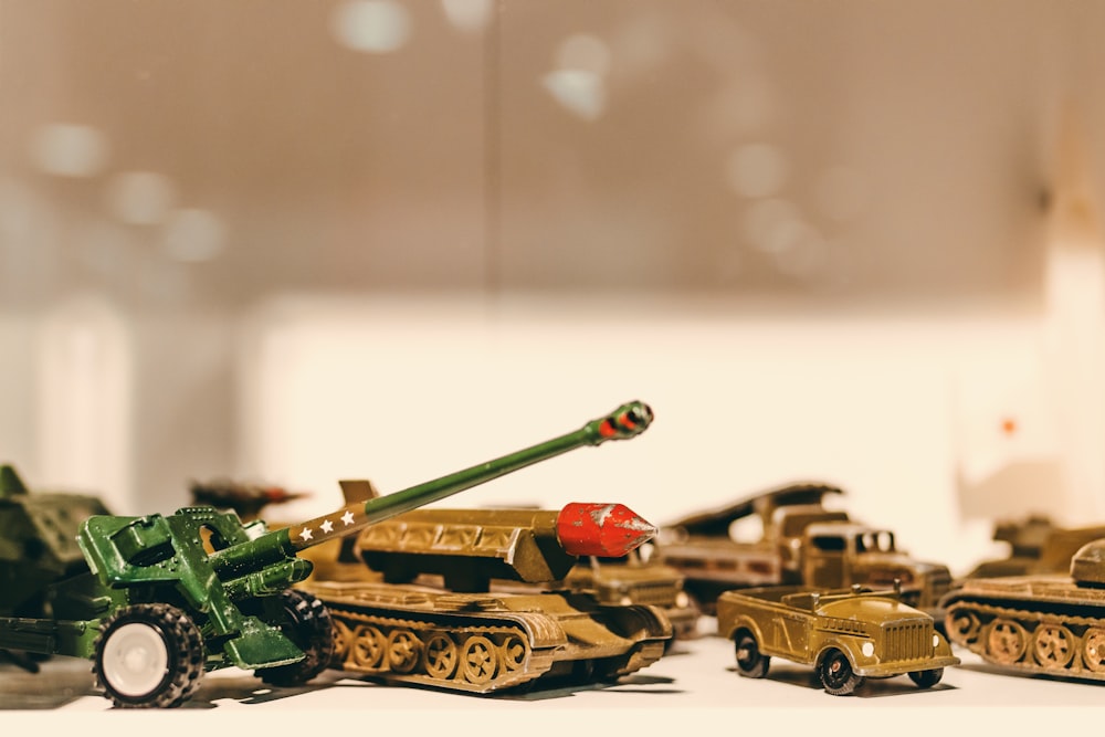 Braune und grüne Kampfpanzer-Modelle aus Metalldruckguss