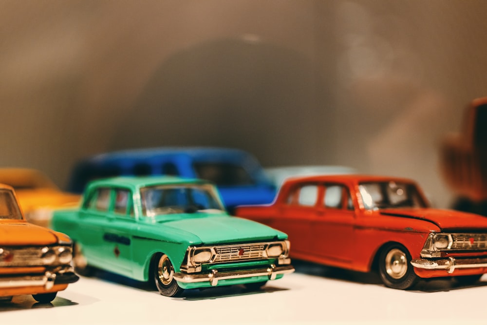 Modèles réduits de voitures miniatures dans des couleurs assorties