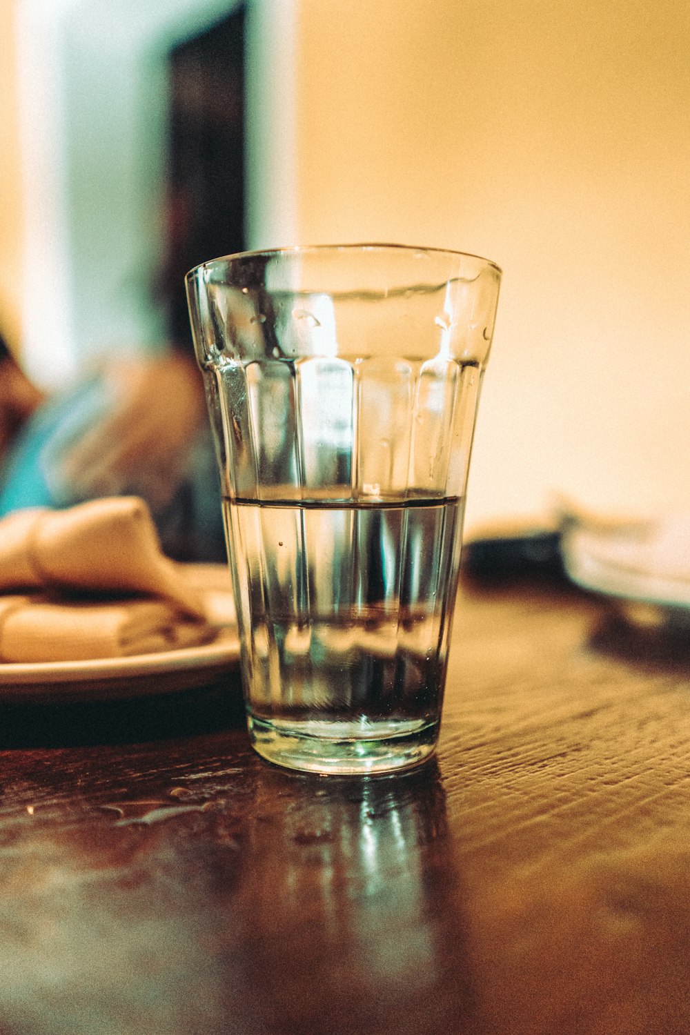 klares Glas des Wassers selektives Fokusfoto