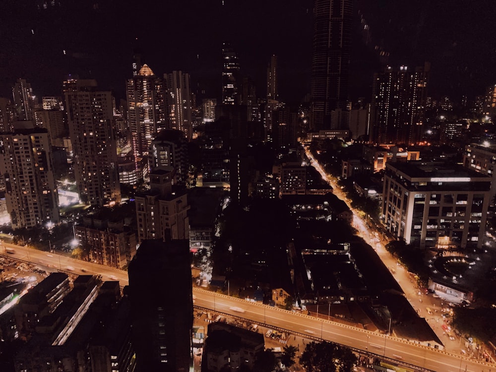Vista aérea de una ciudad por la noche