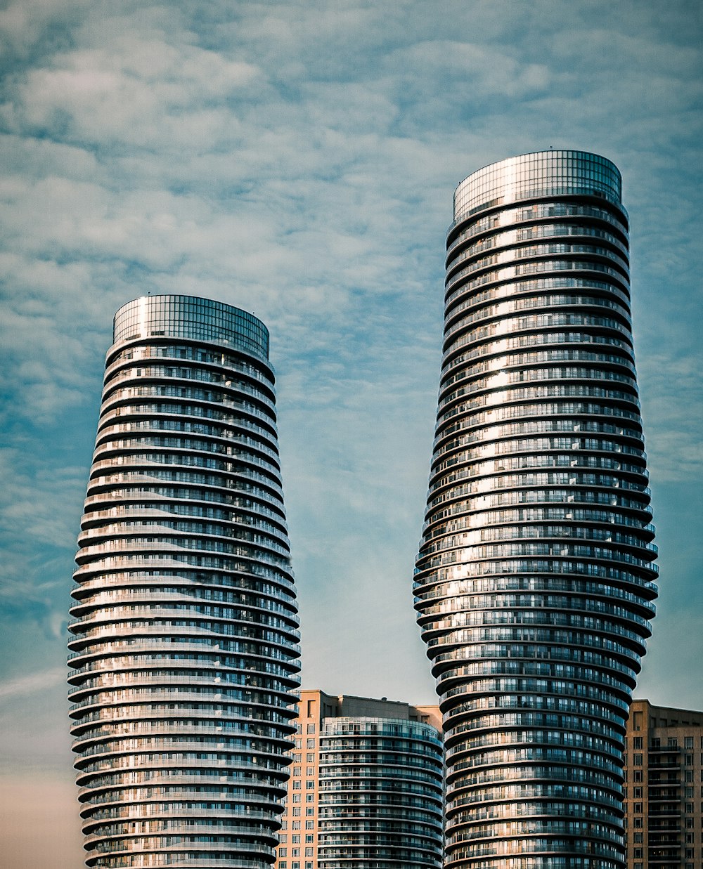두 개의 회색 고층 건물