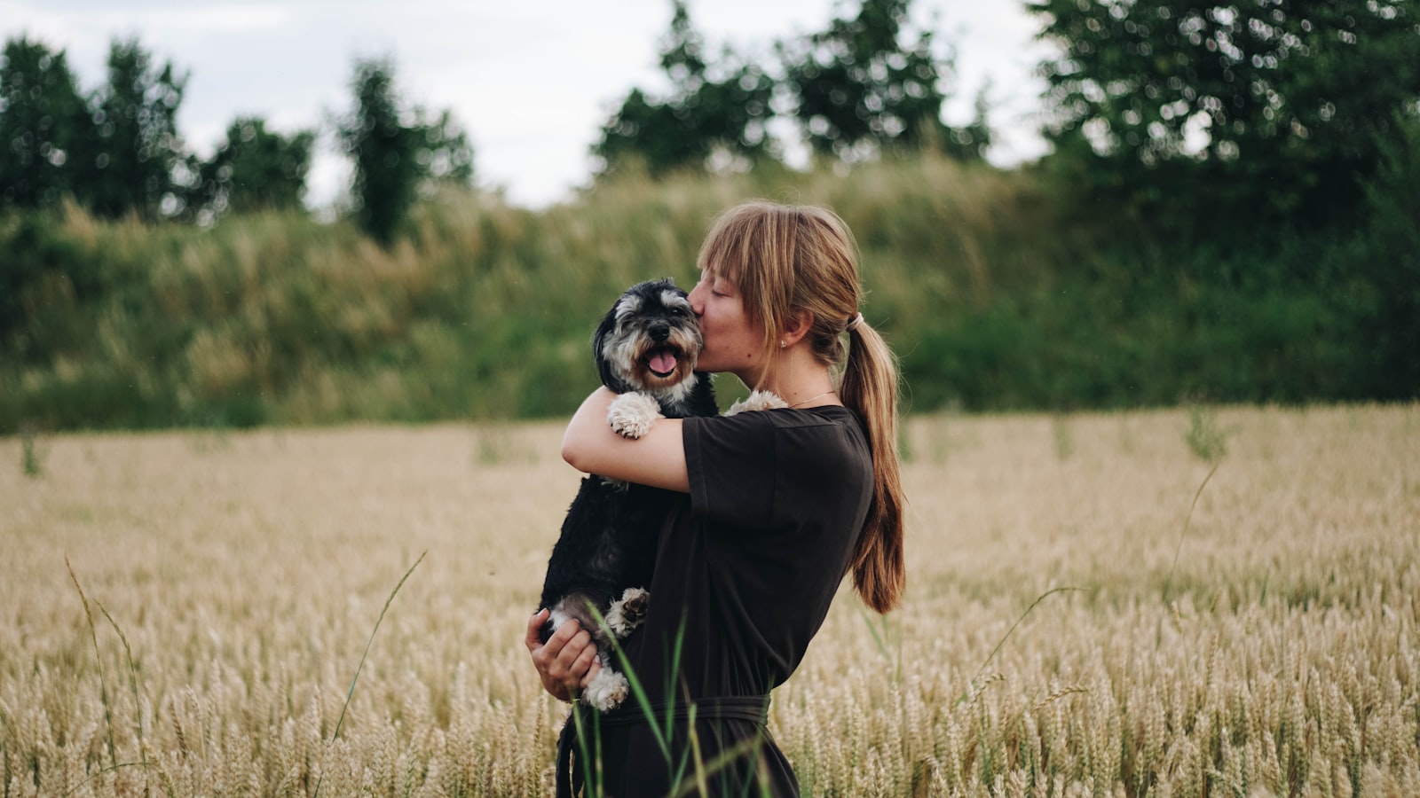 Sony a6000 + Sony DT 50mm F1.8 SAM sample photo. Woman kissing dog photography