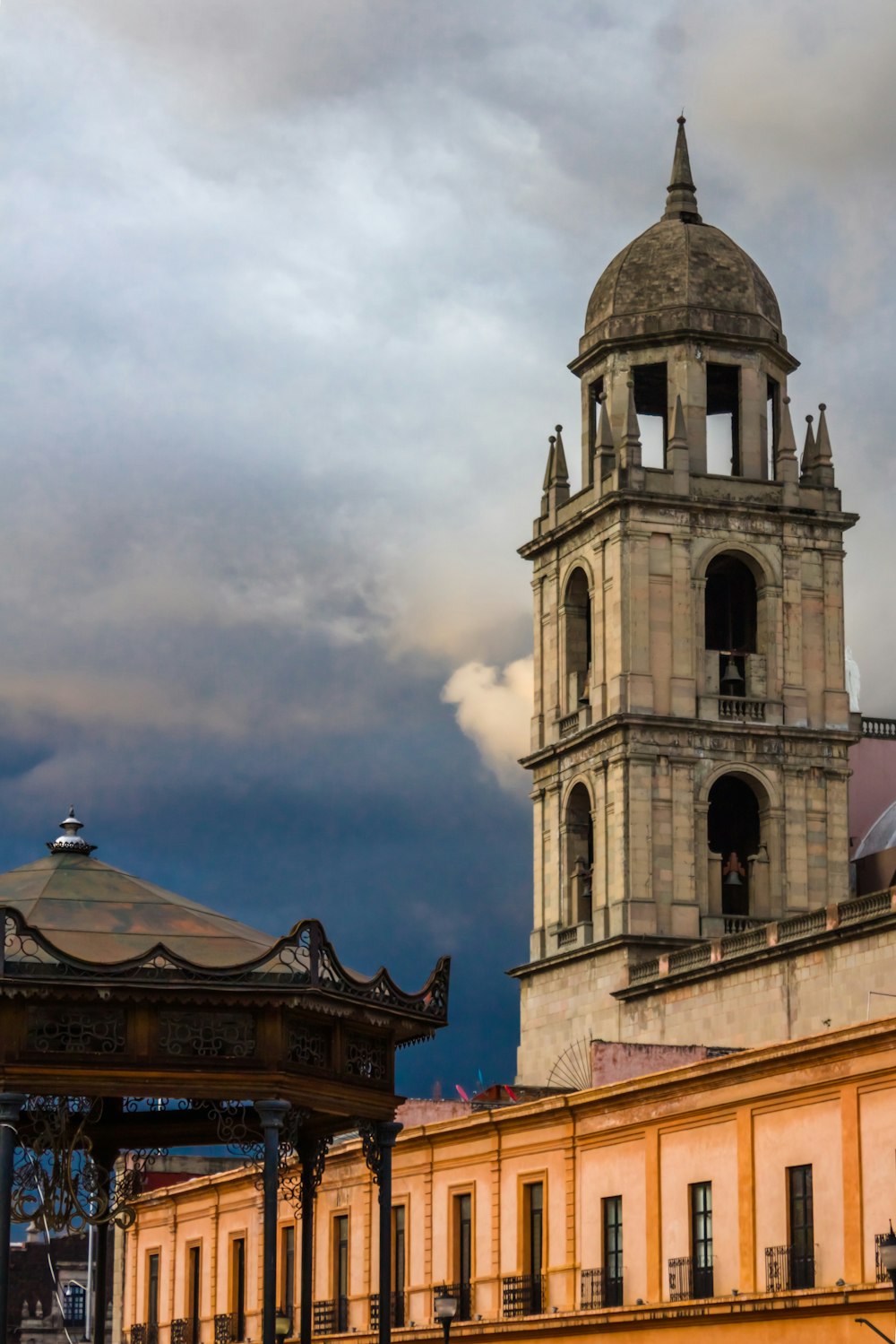 Campanario de piedra gris