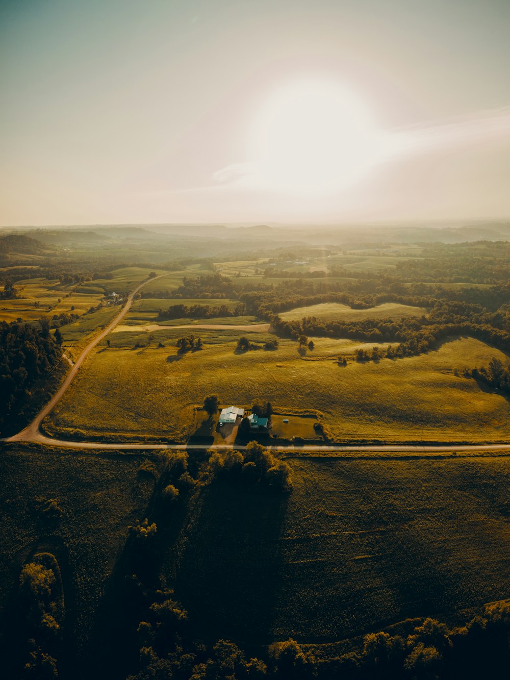 Fotografía aérea de un campo verde durante el día