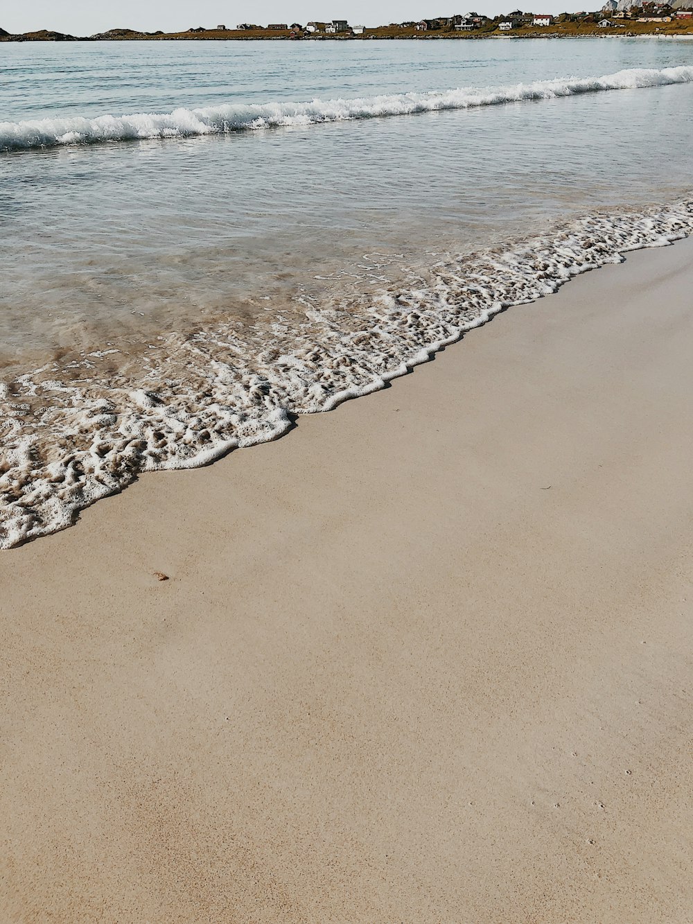 sea under clear blue sky