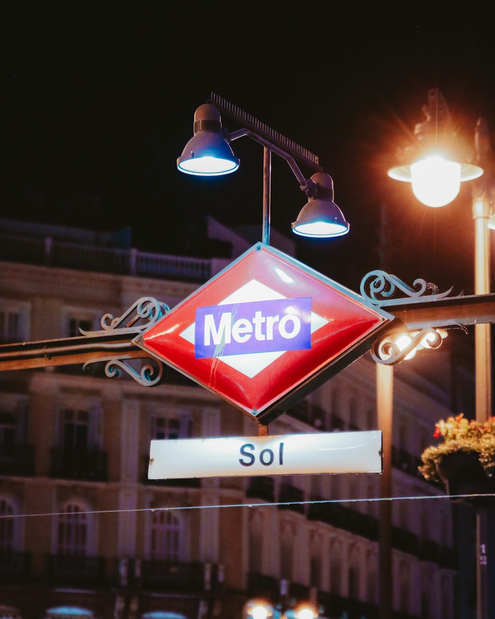 letrero de metro rojo, blanco y violeta