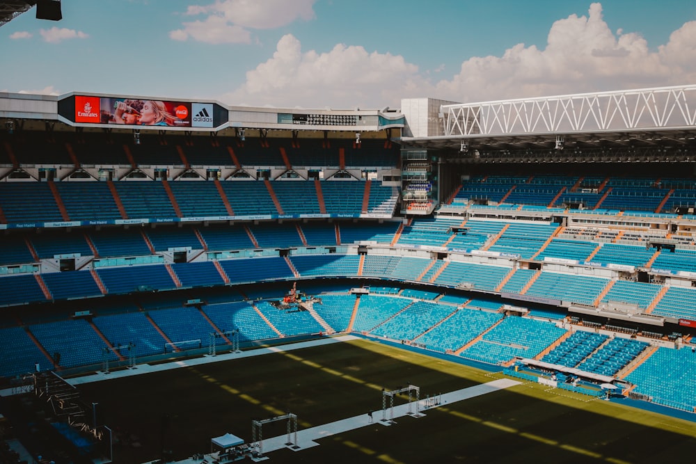 Estadio sin gente bajo un cielo azul y blanco