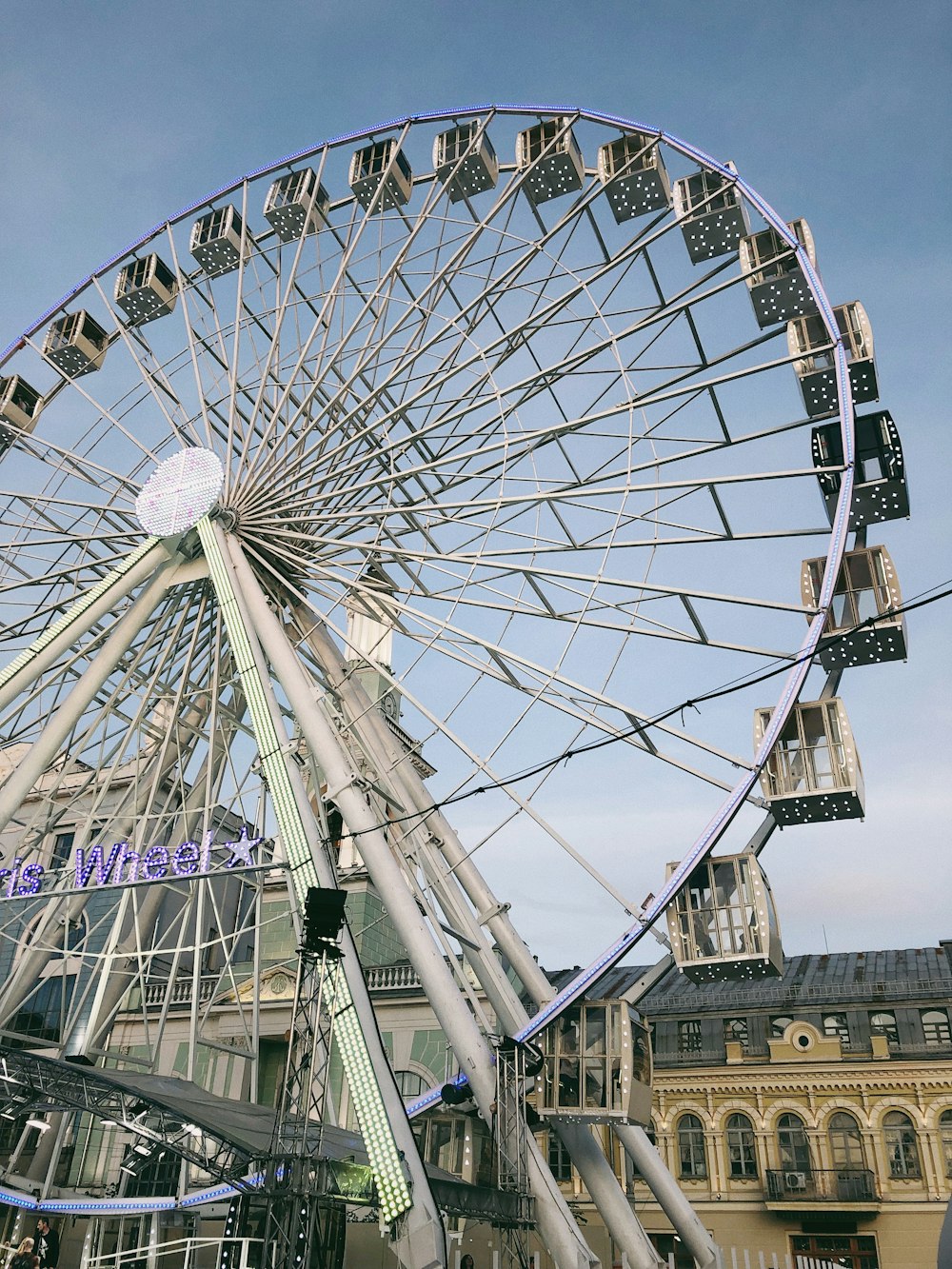 Photographie en gros plan de grande roue blanche et grise