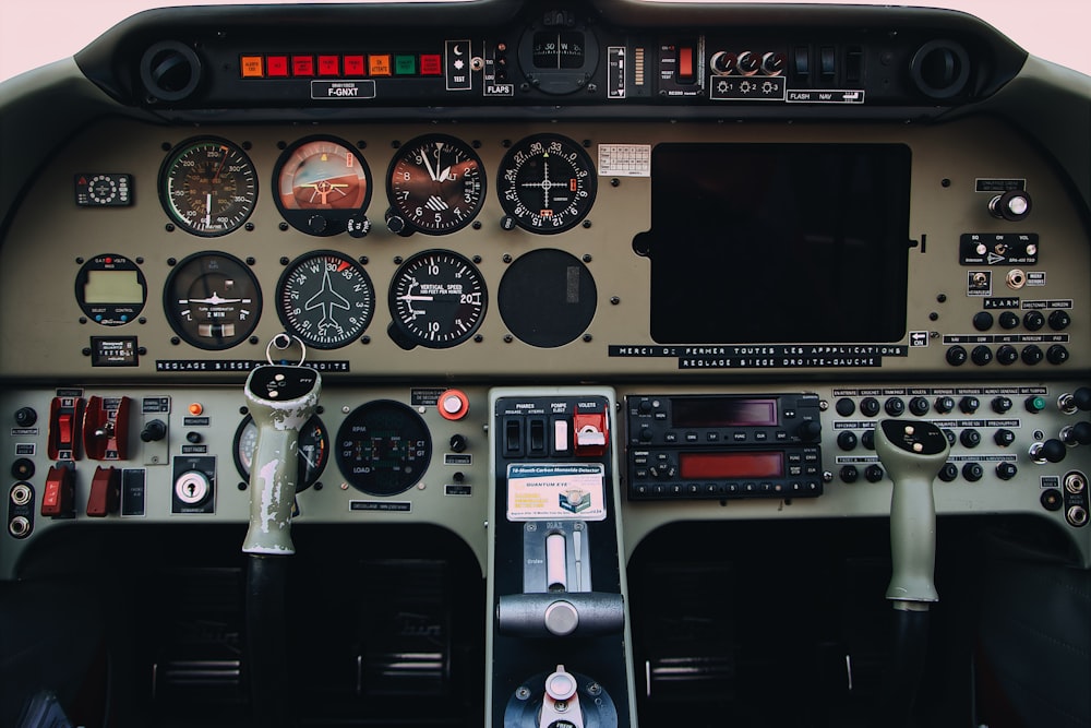 Pannelli di controllo dell'aeroplano grigi e neri