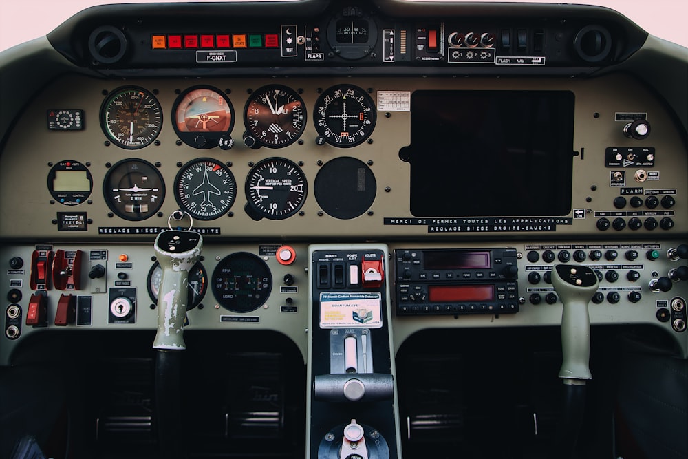 Graue und schwarze Bedienfelder für Flugzeuge