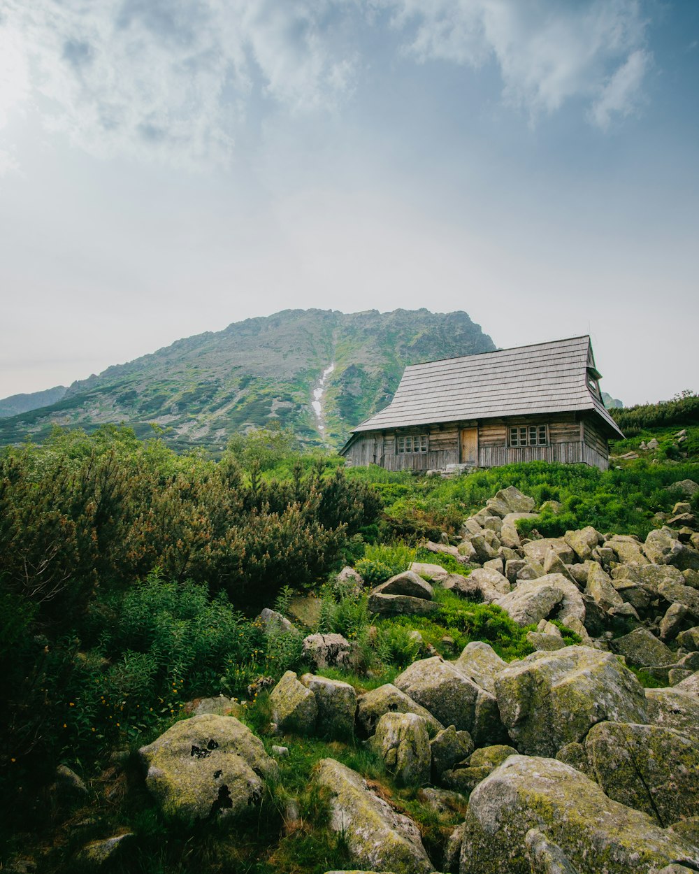 casa del fienile accanto alla montagna e alle rocce