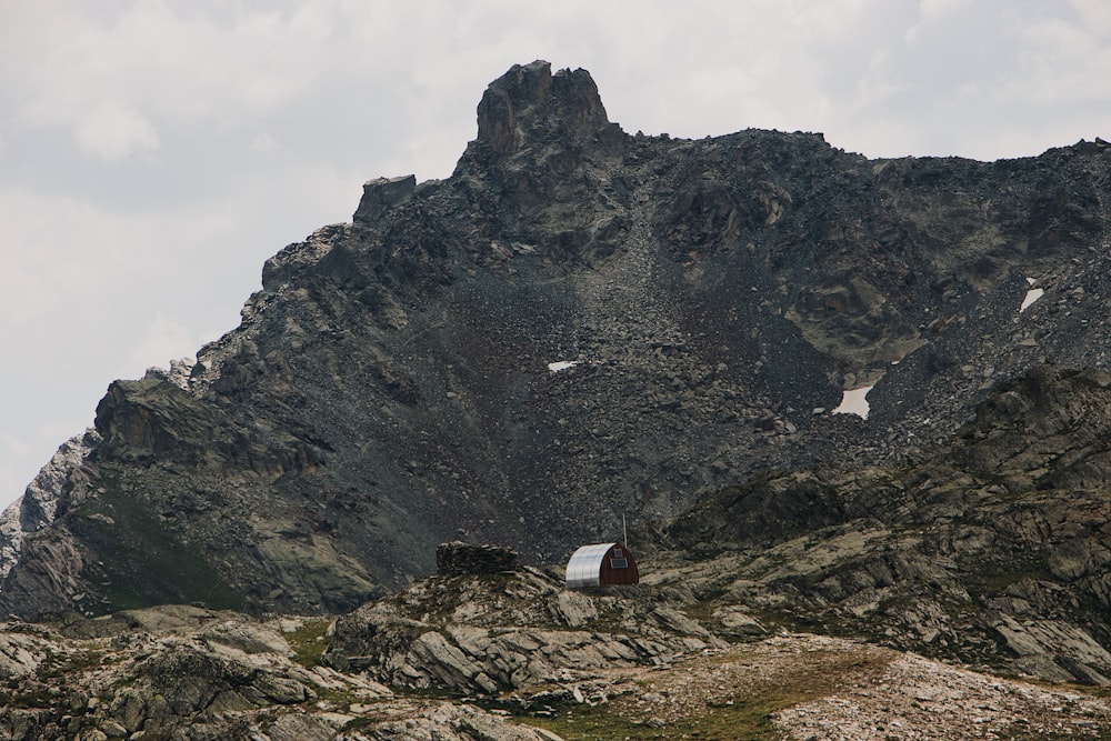 Fotografia selettiva di montagna in bianco e nero