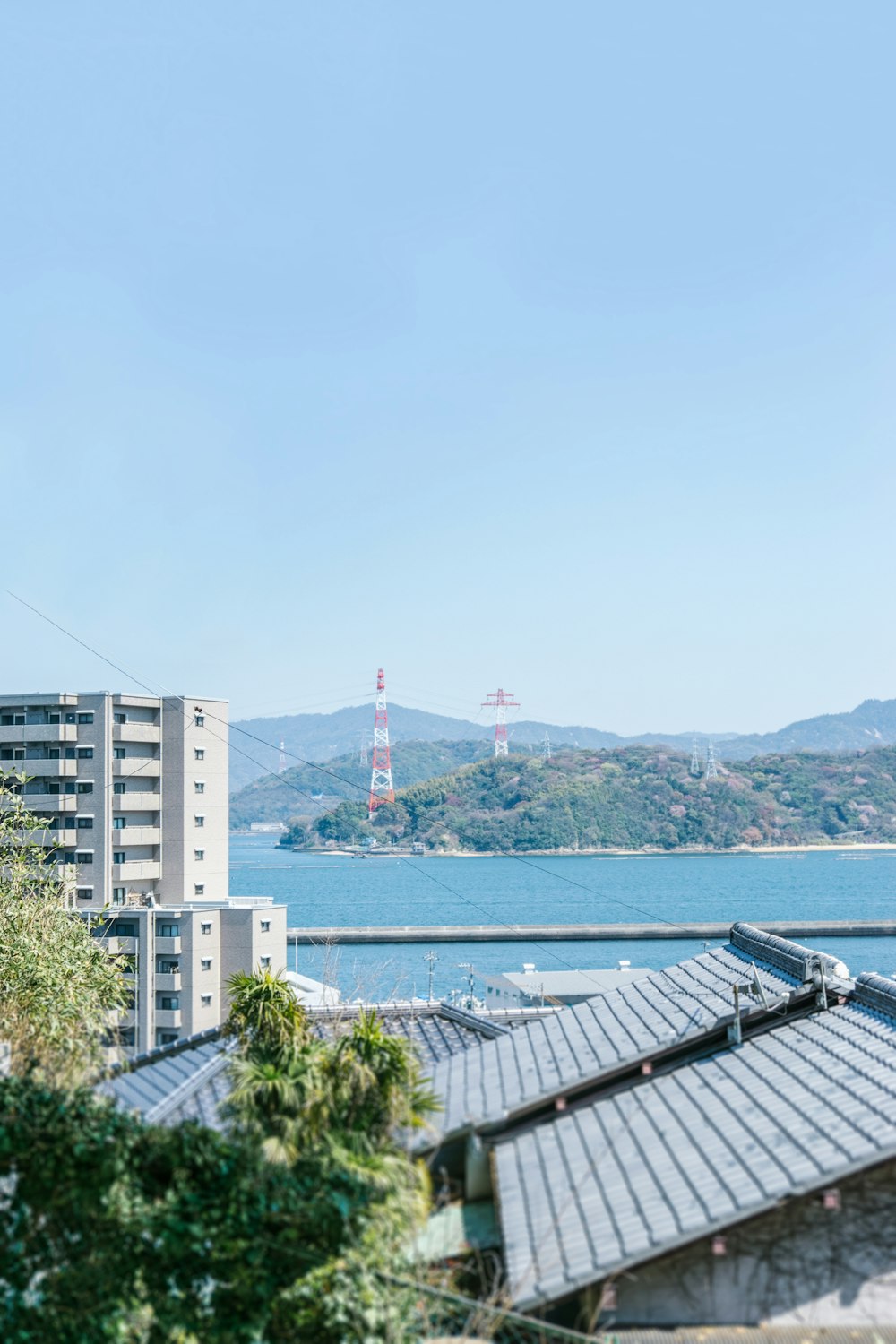 水域近くの白いコンクリートの建物