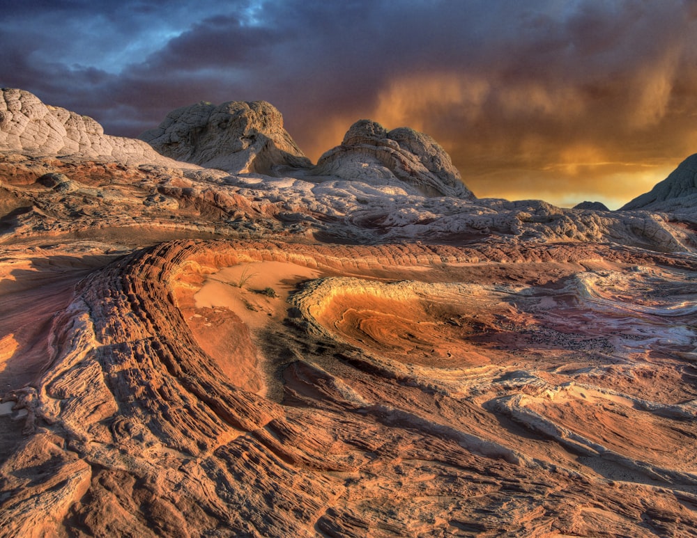 uma paisagem do deserto com montanhas no fundo