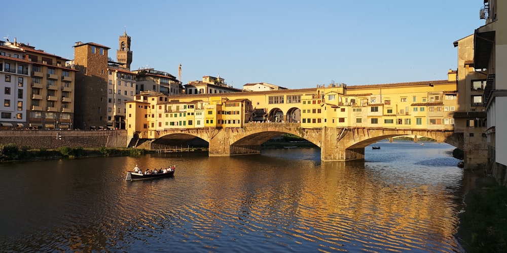 Beige Betonbrücke