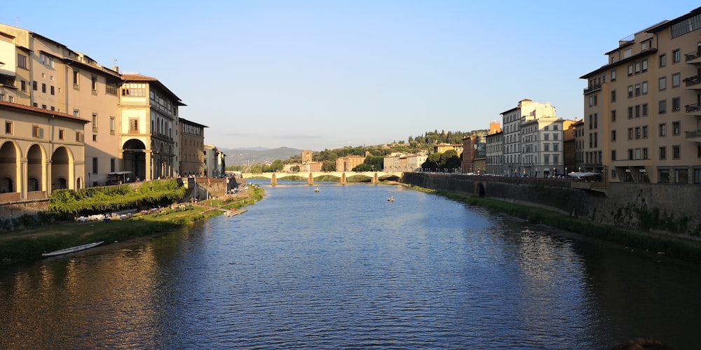 Fotografía del río entre edificios durante el día