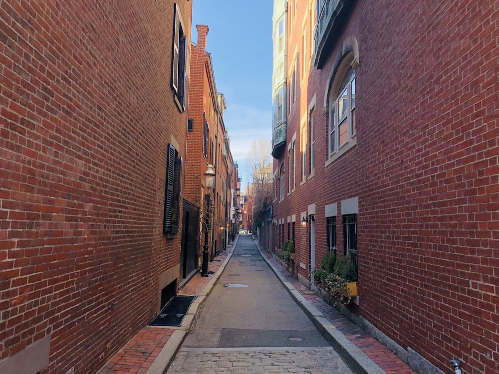 Trottoir vide entre les bâtiments en brique pendant la journée