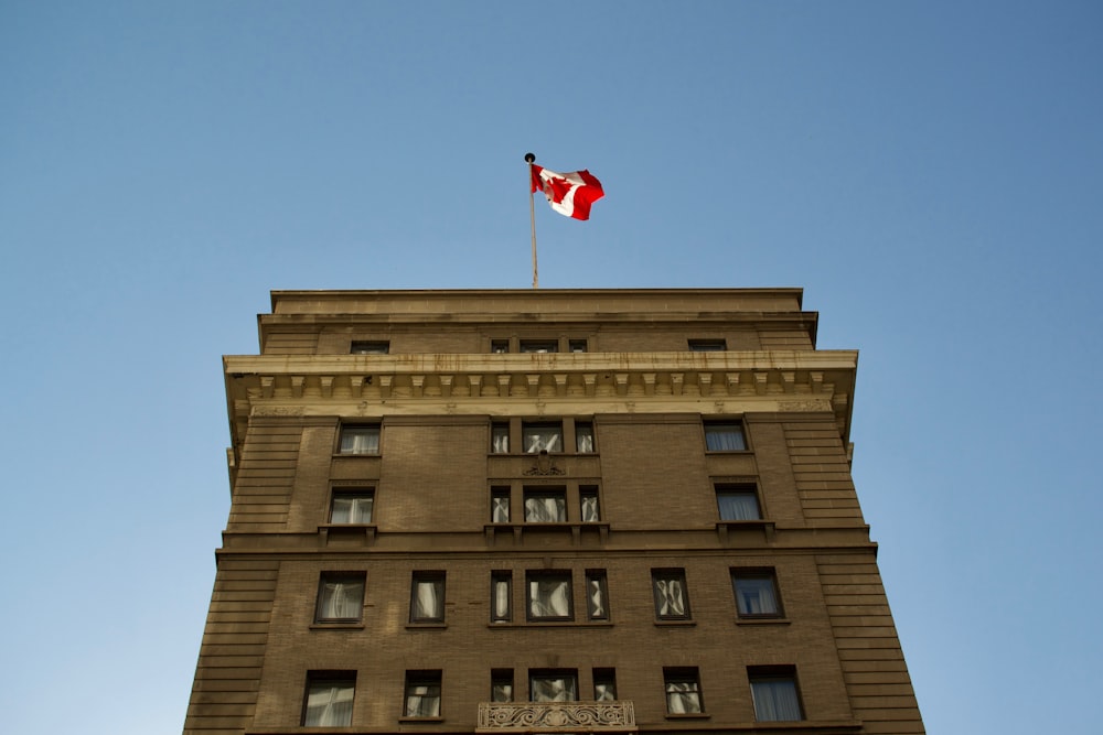 Edificio de hormigón marrón